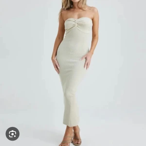 Klänning Lovisa Barkman x BikBok - Klänning Lovisa Barkman x BikBok. Beige tubklänning med slits. 