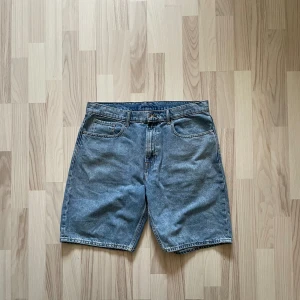 Light Wash Vailent Loose Shorts - 299kr - Light Wash Vailent Loose dhorts i storlek Large (W33). Inga defekter. 70% bomull, 30% återvunnen bomull blend. Läder tag på baksidan. För mått/fler bilder skriv privat.
