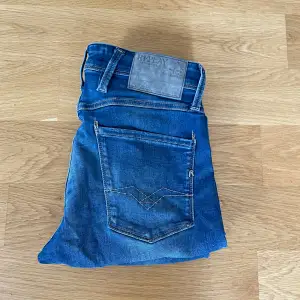 Säljer dessa slim jeans från Replay i modellen anbass. Jeansen är i toppskick och har inga tecken på användning. Det är storlek 29/32.