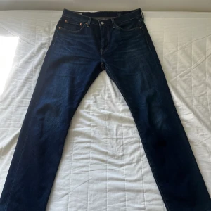 Levis 502 32/32 stretch - Levis jeans i väldigt bra skick. Modellen är rak men smalnar av vid ben öppningen