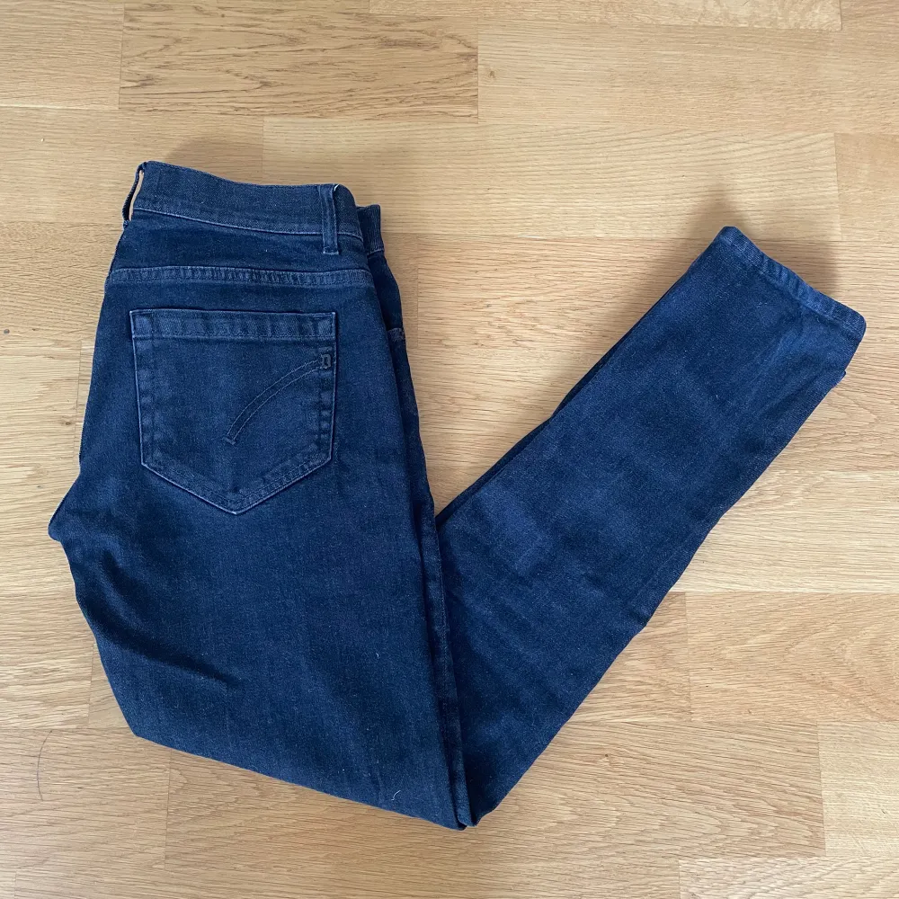 Säljer dessa slim jeans från Dondup i modellen George. Jeansen är i nyskick och har inga tecken på användning. Jeansen är i storlek 32.. Jeans & Byxor.