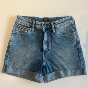 Jeans Shorts Lee - Säljer dessa jeans shorts från märket Lee. Knappt använda, är i mycket gott skick. Waist 27.  Highrise och tight fit.
