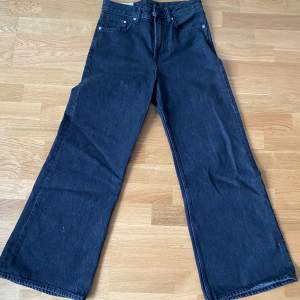 Looose bootcut jeans från hm som är nya andvända 2 gånger passform vida vid bena vid intresse skriv ett dm 