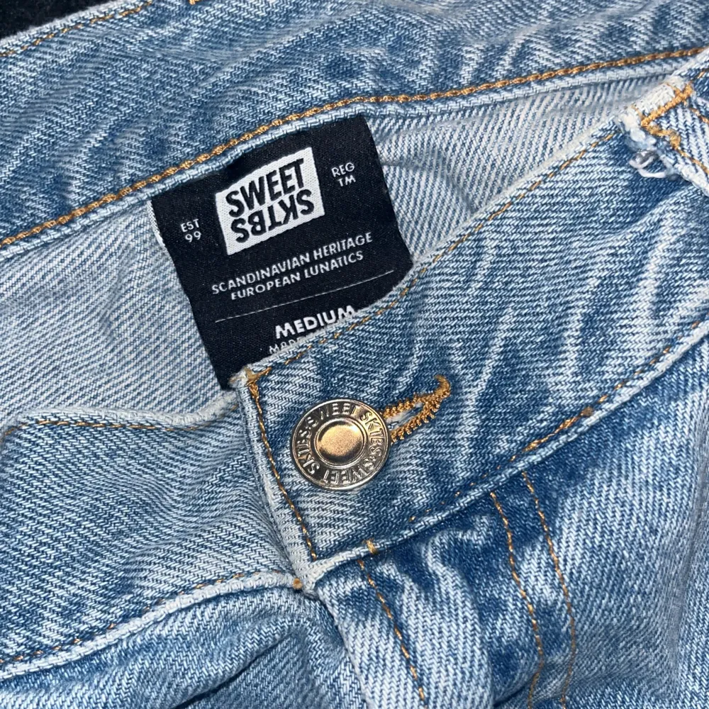 Säljer oanvända jeans bra skick 9/10 Nypris 700 mitt pris 450 hör av dig om du har några frågor eller funderingar! Pris kan såklart diskuteras vid snabb affär🤩🤝. Jeans & Byxor.