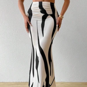 Kjol - Säljer denna superfina långa kjol, mjukt och skönt material! Helt ny! Strl M