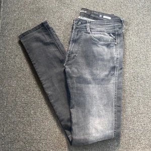Replay anbass - Tjena säljer nu mina tvärfeta replay anbass jeans. De är nästintill nya så skick 9/10, nypris ligger på runt 1600 och mitt pris 459, pris kan diskuteras vid snabb affär och tveka Inte på att höra av dig vid funderingar . Passar mig perfekt, är 185 cm