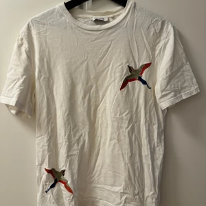 Axel Arigato T-Shirt - Axel Arigato T-shirt Storlek S. Skicket är helt okej, lite skrynklig. Gammal modell har inte koll på nypris