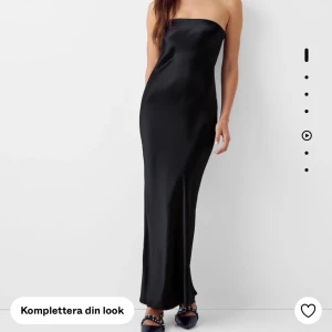 Svart satin klänning - Säljer denna super fina klänning från BERSHKA. Endast testad då den inte passade mig.