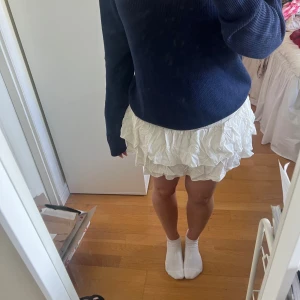 Kjol - Säljer en vit lågmidjad kjol som inte kommer till användning längre. Okänt märke då jag köpt den begagnat och det finns inga lappar på insidan. Jag har stl S i det mesta och skulle säga att kjolen är Stl xs/s.