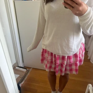 Kjol - Säljer en rutig rosa/vit kjol från Gina tricot då den inte används längre. Tyget i midjan är stretchigt. 