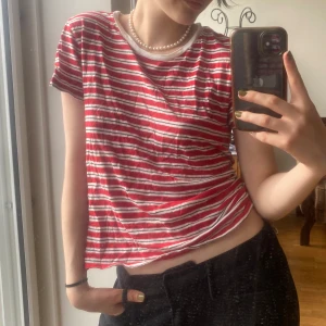Randig tröja❤️ - Randig tröja från Monki. Väldigt skönt tyg! Står storlek L i, jag som är på bilden har vanligtvis storlek S-M i T-shirts och denna sitter relativt kort.   Kan mötas upp i Sthlm annars står köparen för frakt❣️