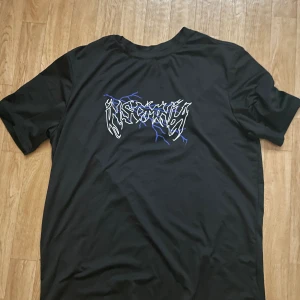 Jättesnygg t shirt - En cool t shirt i storlek M. Passar både till tjejer och killar. Knappt använd, är alltså i bra skick. 🥰