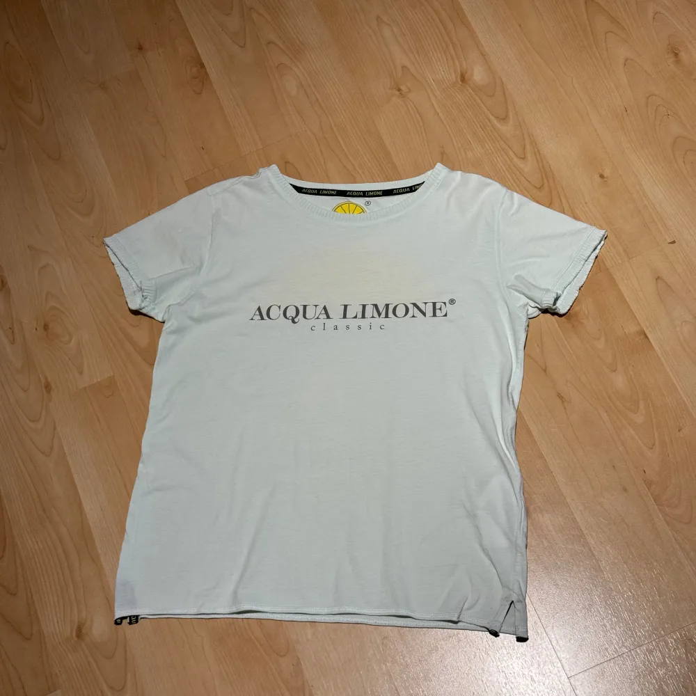 En mycket fin Acqua Limone t shirt i mint grön.   Säljs för 300kr då ordinarie pris ligger på 600kr. Använd enstaka gånger men  fortfarande i mycket fint och nytt skick.  . T-shirts.