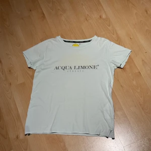 Acqua limone t shirt  - En mycket fin Acqua Limone t shirt i mint grön.   Säljs för 300kr då ordinarie pris ligger på 600kr. Använd enstaka gånger men  fortfarande i mycket fint och nytt skick.  