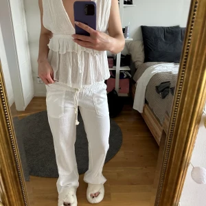 Roxy linnebyxor m - Vita helt nya linnebyxor från Roxy i storlek m (passar även s). Jag brukar ha s och dessa sitter perfekt på mig men ja råkade beställa dubbletter. Därav säljer jag dessa helt nya. Slutsålda i m på Zalando.