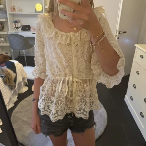 Fin tröja från zara - En blus med volanger