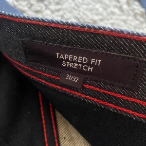 Tommy hilfiger jeans - Tommy hilfiger jeans i nyskick säljes då dem ej passa mig. Byxorna är i storlek 31/32 och tapered modell.  Obs möts endast upp i Göteborg!   Kan även tönka mig byten kom med förslag