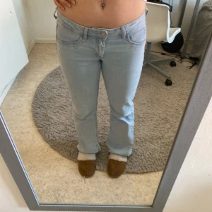 Ljusblå lågmidjade jeans - Superfina!
