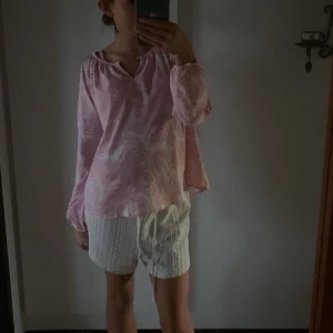 Sommar blus 👚! Fin och gullig till sommaren! - Tröjan är i perfekt skick, det känns som om man nästan inte har något på sig. Den är skön och lätt att ha på sig!