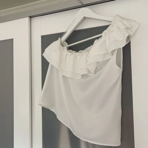 One shoulder - Såå söt one shoulder topp från Vero Moda 