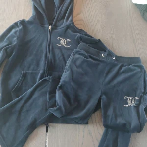Juicy Couture set mörkblått - Jag säljer mitt juicy couture set som är för litet för mig, kort skick!
