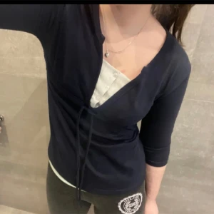 Vintage topp - Så fin topp med knytning under bysten! Fint skick strl S skulle jag uppskatta!