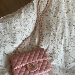 Säljer en rosa väska 💕 - Andvänder inte längre men är i bra skick !!❤️ kan mötas upp i Gävle eller skickas på posten💕 pris kan diskuteras 