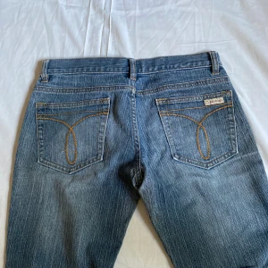 Calvin Klein lågmidjade bootcut jeans - Jättesnygga lågmidjade bootcutjeans från Calvin Klein. Köpta här på plick men som tyvärr inte passade mig:(   Skriv privat för fler frågor💗