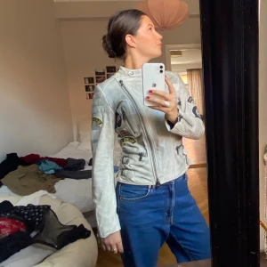 Skinnjacka  - Skitanygg skinnjacka köpt i Paris. 