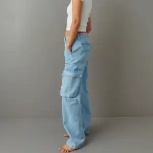 Snygga cargo jeans från ginatricot, lite skrynkliga på fickorna men går att stryka så att dom håller sig nere🩵