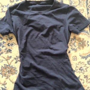 intimissimi t-shirt - intimissimi t-shirt i mörkblå jätte bra skick! 💙