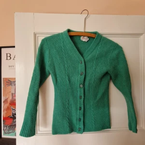 Mysig retro kofta  - Mysig kofta i snygg grön färg som tyvärr blivit för liten för mig i tvätten, motsvarar en XS skulle jag säga! 