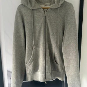 Moncler Maglia Zip upp - Tjenare! Säljer en riktigt fet Moncler Maglia zip! Tröjan är i väldigt gott skick och har inga defekter. Köpt för 7699kr på moncler i Milano! Box medföljer ej. Tröjan är självklart äkta men har ej kvitto.  Vid frågor så tveka ej på att skriva!  Mvh 