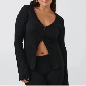 Fin tröja! - Snygg ribbad topp från Gina, knappt använd och super bra skick. 🥰