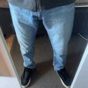 Jeans - loose/chris - 29/32 - Nypris: 599kr - Mitt pris: 199kr - Tveka ej på att höra av dig Pris kan diskuteras vid snabb affär 💫