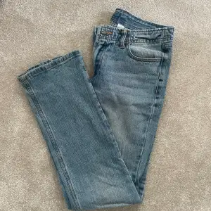 Säljer mina lågmidjade bootcut jeans från Brandy Melville som jag inte tror säljs längre, i alla fall inte denna modell! Supersöta men kommer ej till användning😊😊💕🩷