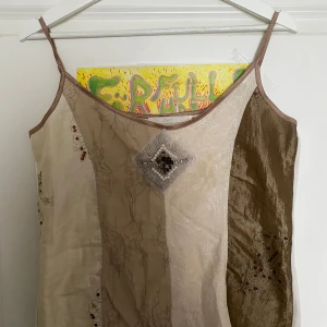 linne med pärlor och spets  - så fint linne! massa fina detaljer, baksidan är cremevit