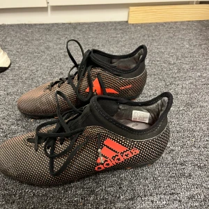 Adidas fotbollskor - Bra fotbollskor för konstgräs i storlek 38!
