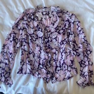 Sommar blus  - Såå fin blommig lila blus med volanger och knappar. Utsvängda ärmar längst ner💞 Perfekt blus till sommaren! Köpt från Zara som inte längre säljer denna!💞