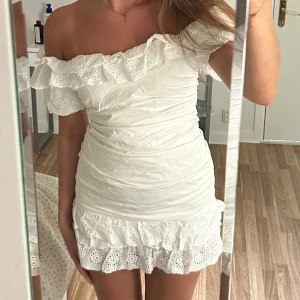 Vit volangklänning  - Såå vacker klänning !! Storlek M men sitter mer som en S