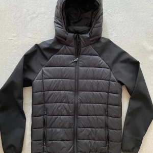 Jacka junior  - Jacka i strl 170/176 Fint skick  