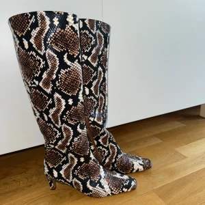 Leopardmönstrade stövlar  - Leopardmönstrade klackar från NA-KF, storlek 37. Endast använda en gång. 
