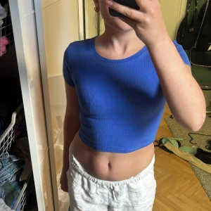 blå t-shirt i storlek xs❤️ - säljer denna blåa t-shirt då jag aldrig använder den längre och den är för liten för mig. Tröjan har använts några få gånger men har inga skador eller defekter❤️