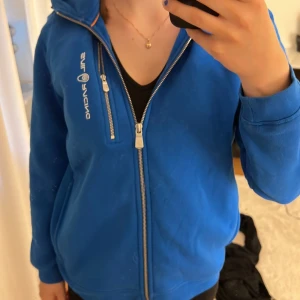 Sail racing  - Super snygg sail racing tröja som inte säljs längre. Jätte bra kvalite och använt fåtal gånger. Pris kan diskuteras💙