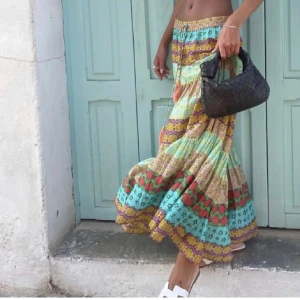 Zara långkjol  - Supersnygg Zara långkjol i storlek M. Säljer endast vid bra bud, kom med förslag❤️ Första bilden lånad  Köparen står för frakt 🫶🏼🫶🏼