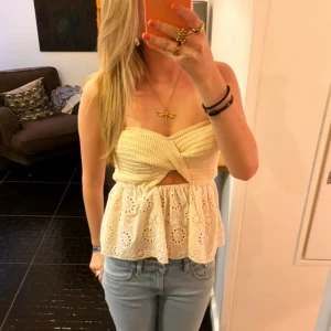 Zara topp - PRIS KAN DISKUTERAS!!!! Säljer denna topp från zara då den inte kommer till användning längre! Använd 1-2 gånger och är i nyskick!💕💕