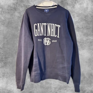 Gant Sweatshirt - Säljer kläder åt farsan för han rensar garderoben. Säljer en schysst sweatshirt från Gant då han inte använder den längre. Skicket är bra förutom att den är lite utvättad. Hör av dig vid frågor! Pris kan diskuteras vid snabb affär😊
