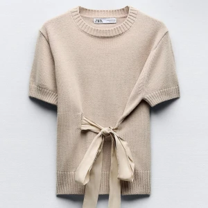 Populär topp med knytning 🎀 - Storlek M. Liten i storlek.  Oanvänd. Endast testad hemma.  Zara topp med knytning 🎀 Kontakta mig vid frågor eller funderingar 