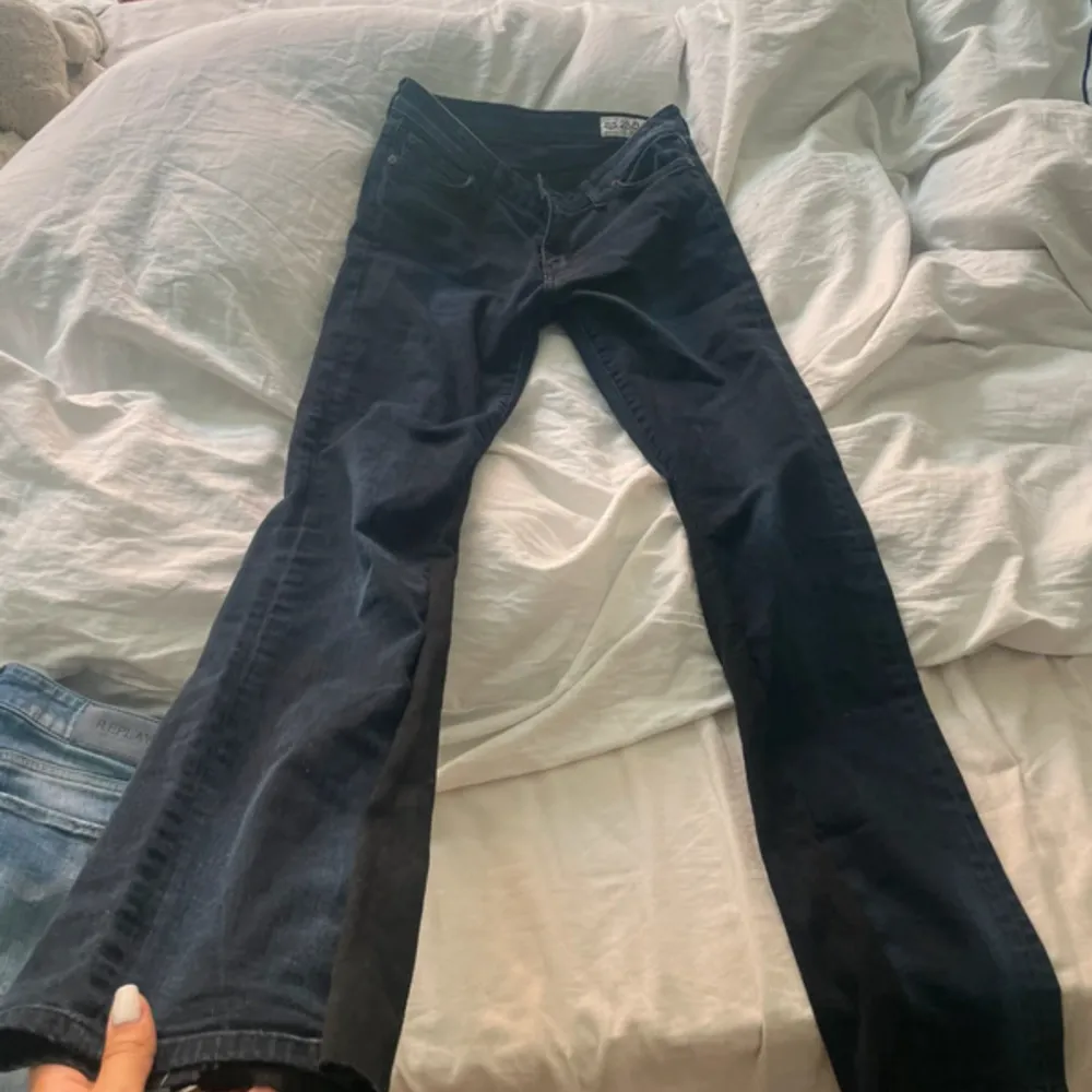 Super snygga och sköna jeans som är low waist. De är i storlek 28/34 och passar mig som är 175🌸. Jeans & Byxor.
