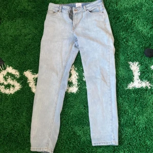 Fyra par grunt jeans - Waist 29 längd 30  utom näst sista som är w27 L28 och sissta som är w28 L28 jeansen kostar ca 300 styck och har inte använts på ett tag och hade behövt en ny ägare som kan ta hand om dom🥹